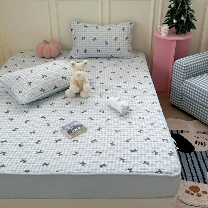 91家纺网 家纺一手货源 找家纺 Sweet dreams甜梦 2025新款高克重牛奶绒印花夹棉床笠 蓝色蝴蝶结