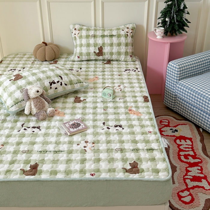 91家纺网 家纺一手货源 找家纺 Sweet dreams甜梦 2025新款高克重牛奶绒印花夹棉床笠 格子猫猫