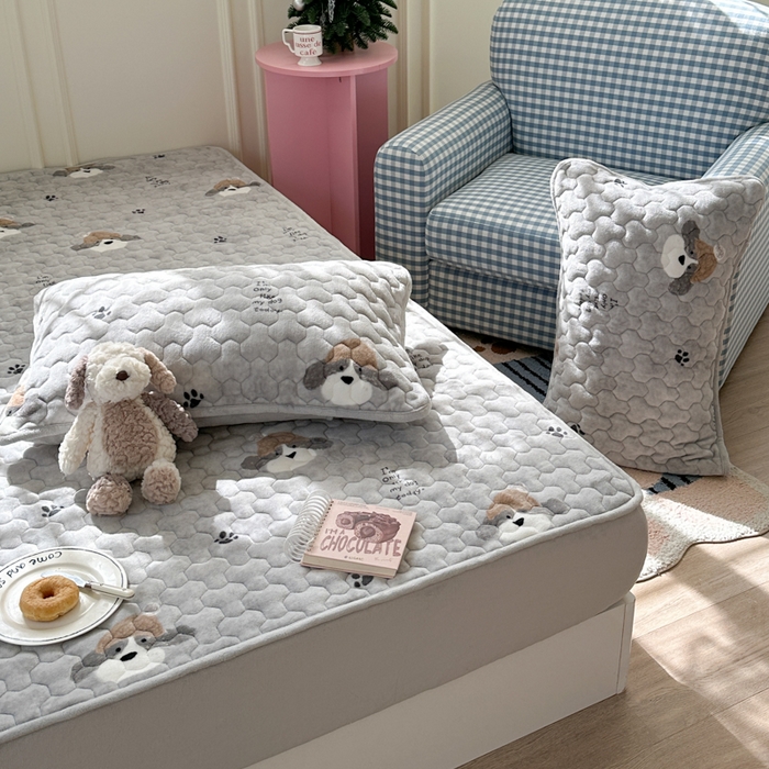 91家纺网 家纺一手货源 找家纺 Sweet dreams甜梦 2025新款高克重牛奶绒印花夹棉床笠 帽子狗狗