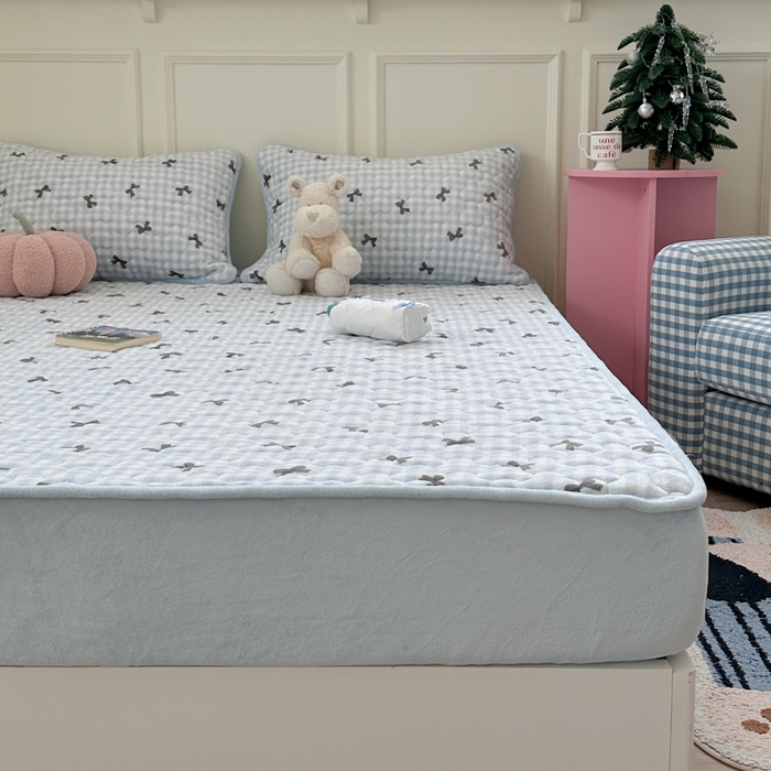 91家纺网 家纺一手货源 找家纺 Sweet dreams甜梦 2025新款高克重牛奶绒印花夹棉床笠 蓝色蝴蝶结