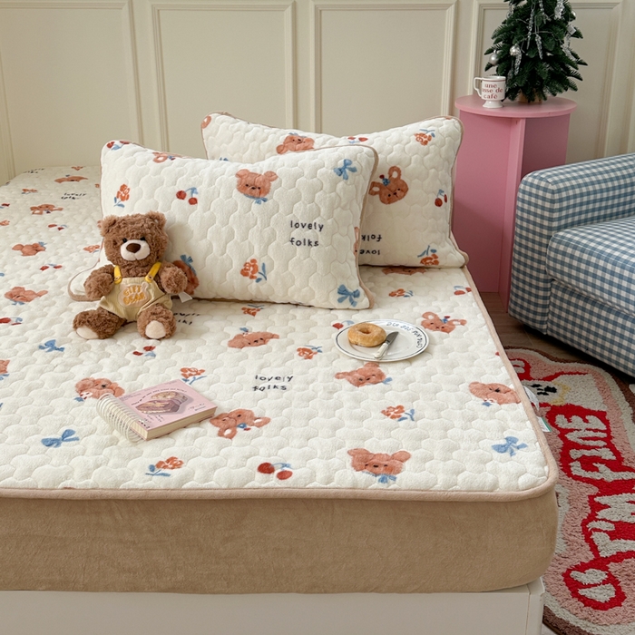 91家纺网 家纺一手货源 找家纺 Sweet dreams甜梦 2025新款高克重牛奶绒印花夹棉床笠 蝴蝶结狗狗