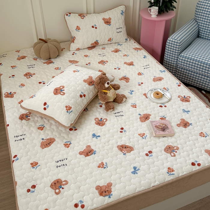 91家纺网 家纺一手货源 找家纺 Sweet dreams甜梦 2025新款高克重牛奶绒印花夹棉床笠 蝴蝶结狗狗