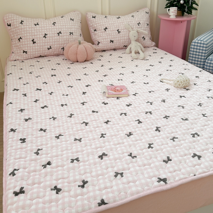 91家纺网 家纺一手货源 找家纺 Sweet dreams甜梦 2025新款高克重牛奶绒印花夹棉床笠 粉色蝴蝶结