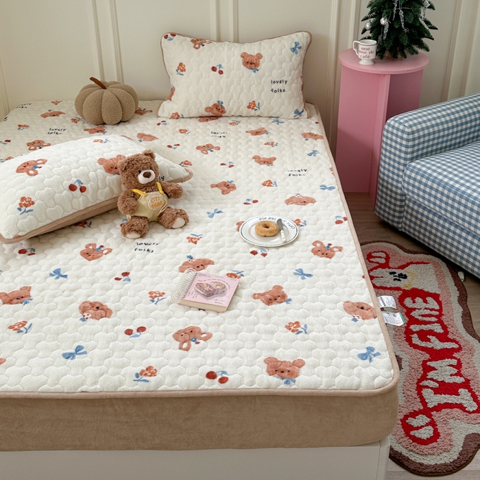 91家纺网 家纺一手货源 找家纺 Sweet dreams甜梦 2025新款高克重牛奶绒印花夹棉床笠 蝴蝶结狗狗