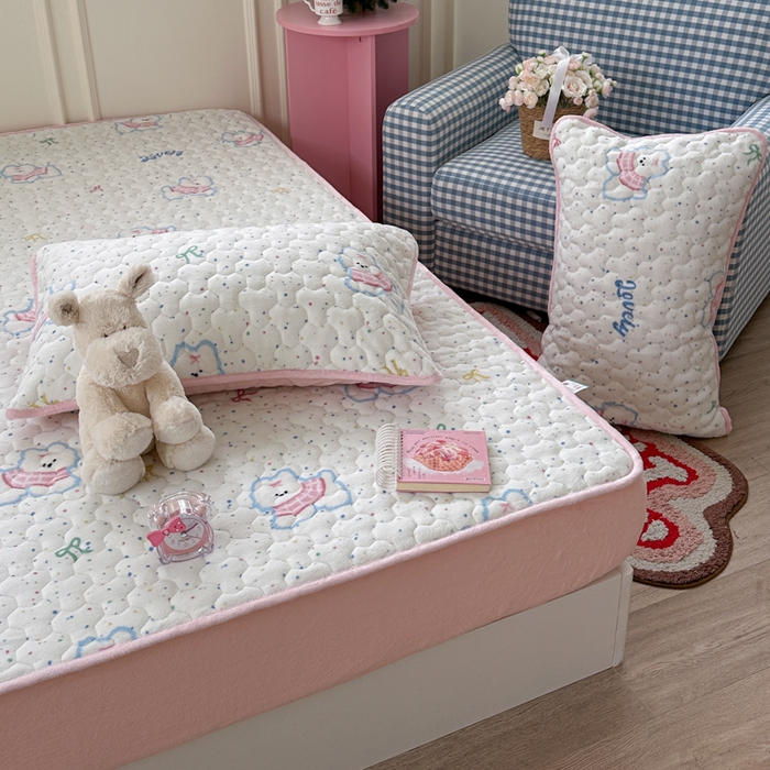 91家纺网 家纺一手货源 找家纺 Sweet dreams甜梦 2025新款高克重牛奶绒印花夹棉床笠 斑点狗狗