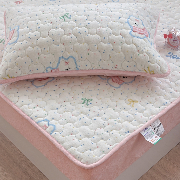 91家纺网 家纺一手货源 找家纺 Sweet dreams甜梦 2025新款高克重牛奶绒印花夹棉床笠 斑点狗狗