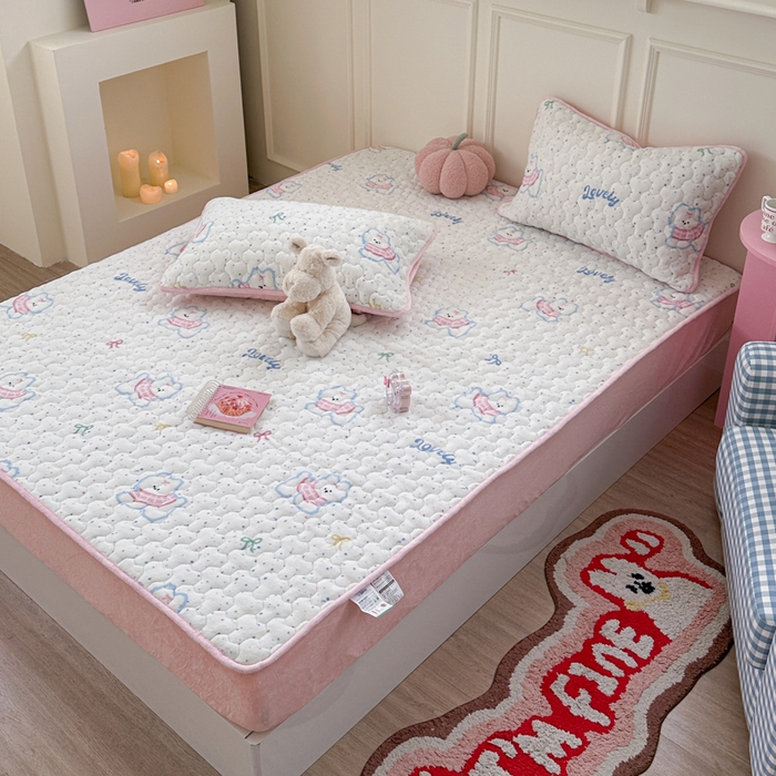 91家纺网 家纺一手货源 找家纺 Sweet dreams甜梦 2025新款高克重牛奶绒印花夹棉床笠 斑点狗狗