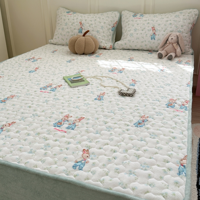 91家纺网 家纺一手货源 找家纺 Sweet dreams甜梦 2025新款高克重牛奶绒印花夹棉床笠 花纹小兔