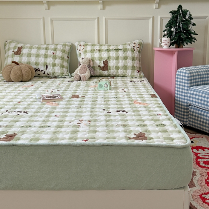 91家纺网 家纺一手货源 找家纺 Sweet dreams甜梦 2025新款高克重牛奶绒印花夹棉床笠 格子猫猫