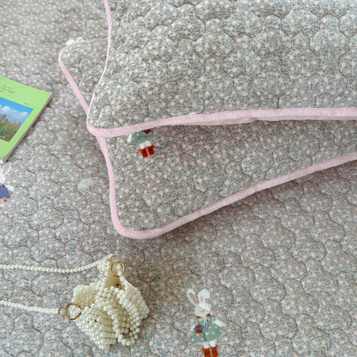 91家纺网 家纺一手货源 找家纺 Sweet dreams甜梦 2025新款高克重牛奶绒印花夹棉床笠 碎花小兔