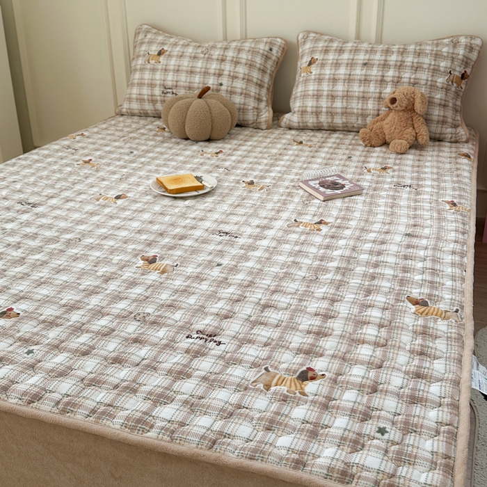 91家纺网 家纺一手货源 找家纺 Sweet dreams甜梦 2025新款高克重牛奶绒印花夹棉床笠 苹果腊肠狗