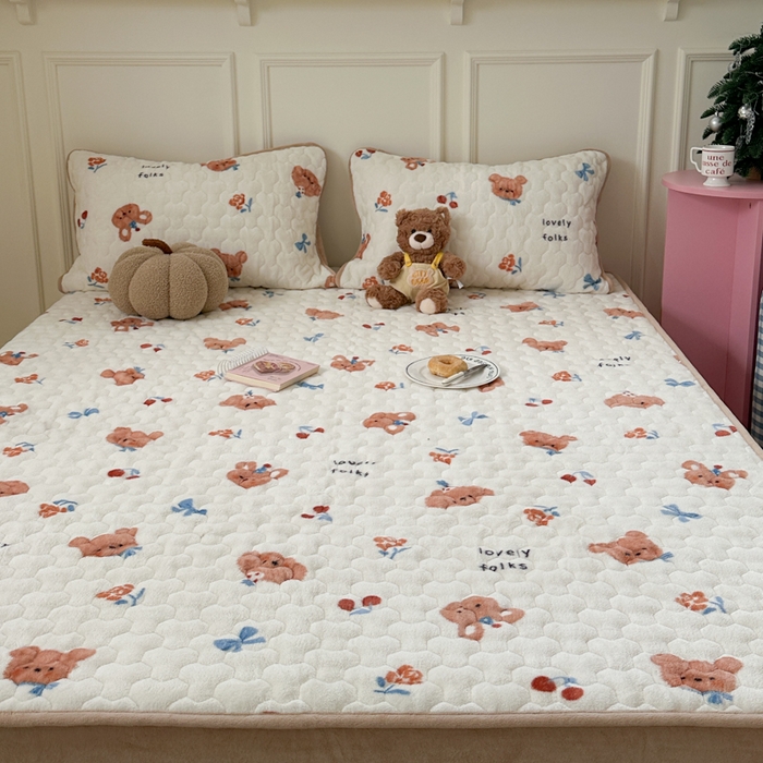 91家纺网 家纺一手货源 找家纺 Sweet dreams甜梦 2025新款高克重牛奶绒印花夹棉床笠 蝴蝶结狗狗