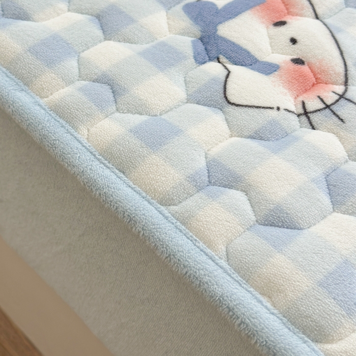 91家纺网 家纺一手货源 找家纺 Sweet dreams甜梦 2025新款高克重牛奶绒印花夹棉床笠 蝴蝶结猫猫