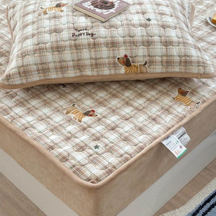 91家纺网 家纺一手货源 找家纺 Sweet dreams甜梦 2025新款高克重牛奶绒印花夹棉床笠 苹果腊肠狗