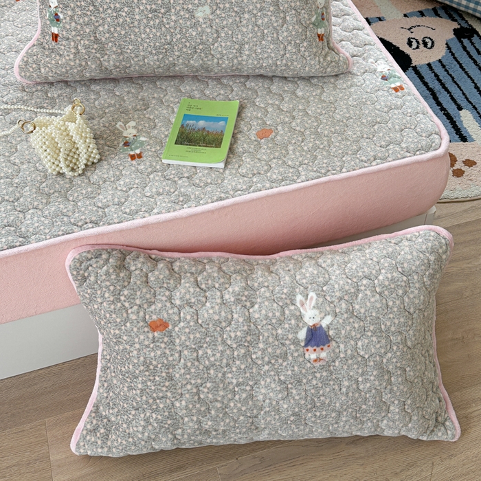 91家纺网 家纺一手货源 找家纺 Sweet dreams甜梦 2025新款高克重牛奶绒印花夹棉床笠 碎花小兔