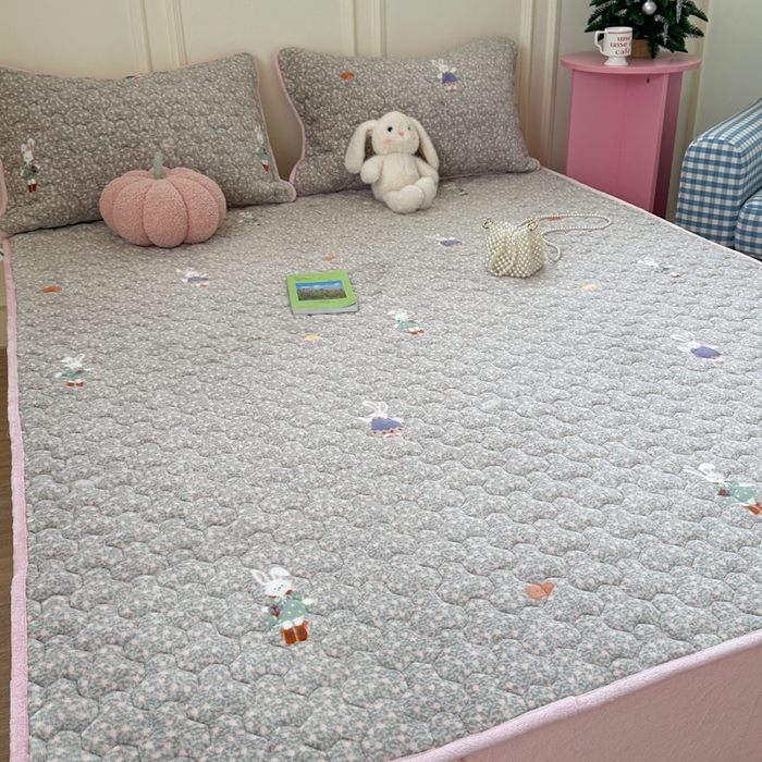 91家纺网 家纺一手货源 找家纺 Sweet dreams甜梦 2025新款高克重牛奶绒印花夹棉床笠 碎花小兔