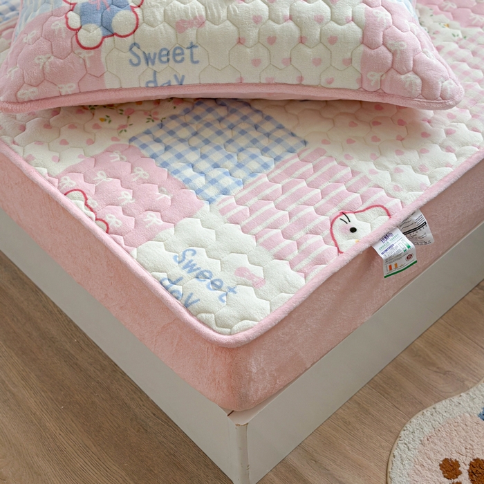 91家纺网 家纺一手货源 找家纺 Sweet dreams甜梦 2025新款高克重牛奶绒印花夹棉床笠 粉色猫猫