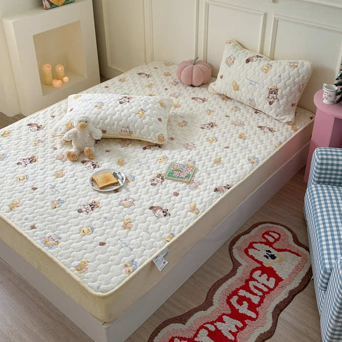 91家纺网 家纺一手货源 找家纺 Sweet dreams甜梦 2025新款高克重牛奶绒印花夹棉床笠 蛋糕猫猫