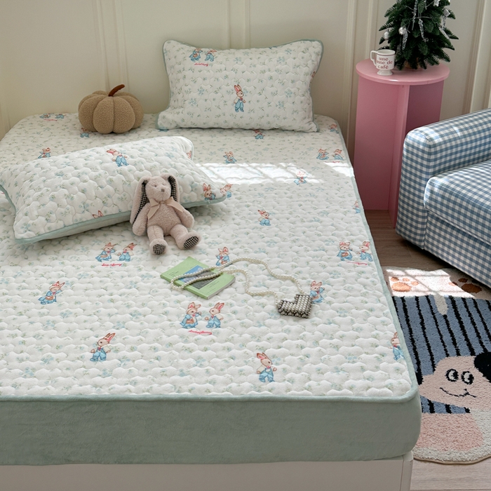 91家纺网 家纺一手货源 找家纺 Sweet dreams甜梦 2025新款高克重牛奶绒印花夹棉床笠 花纹小兔