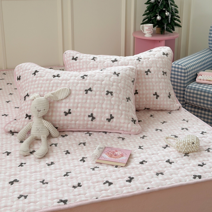 91家纺网 家纺一手货源 找家纺 Sweet dreams甜梦 2025新款高克重牛奶绒印花夹棉床笠 粉色蝴蝶结