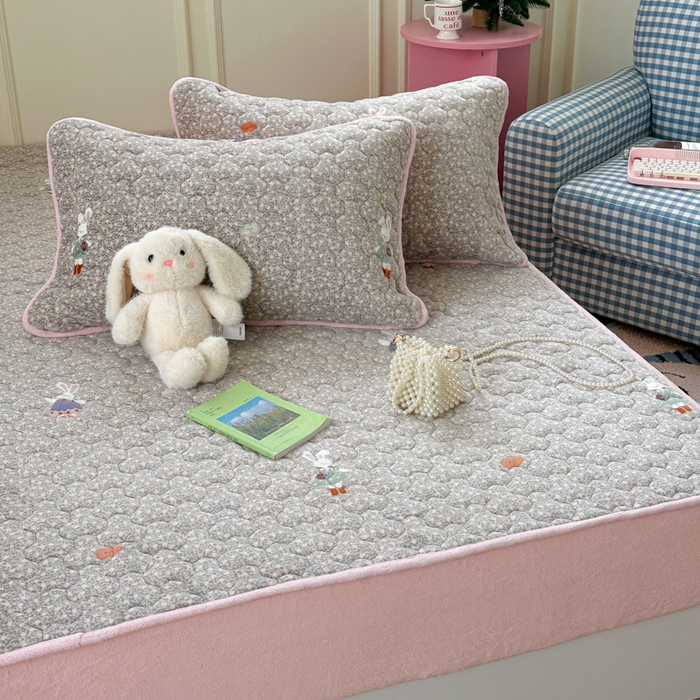 91家纺网 家纺一手货源 找家纺 Sweet dreams甜梦 2025新款高克重牛奶绒印花夹棉床笠 碎花小兔