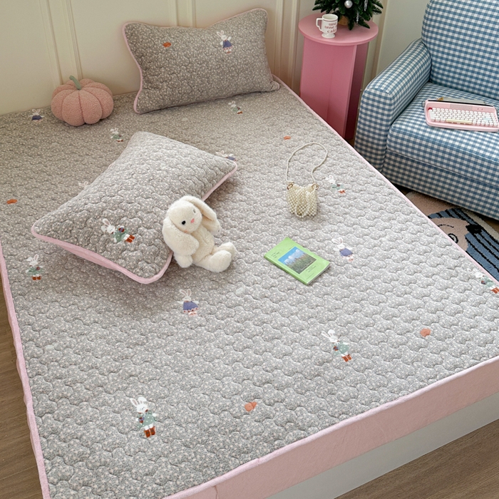 91家纺网 家纺一手货源 找家纺 Sweet dreams甜梦 2025新款高克重牛奶绒印花夹棉床笠 碎花小兔