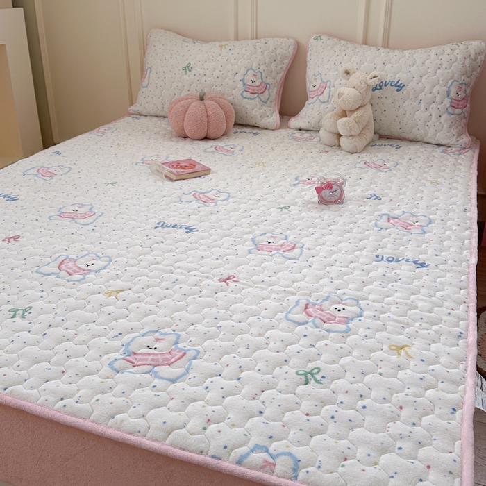 91家纺网 家纺一手货源 找家纺 Sweet dreams甜梦 2025新款高克重牛奶绒印花夹棉床笠 斑点狗狗