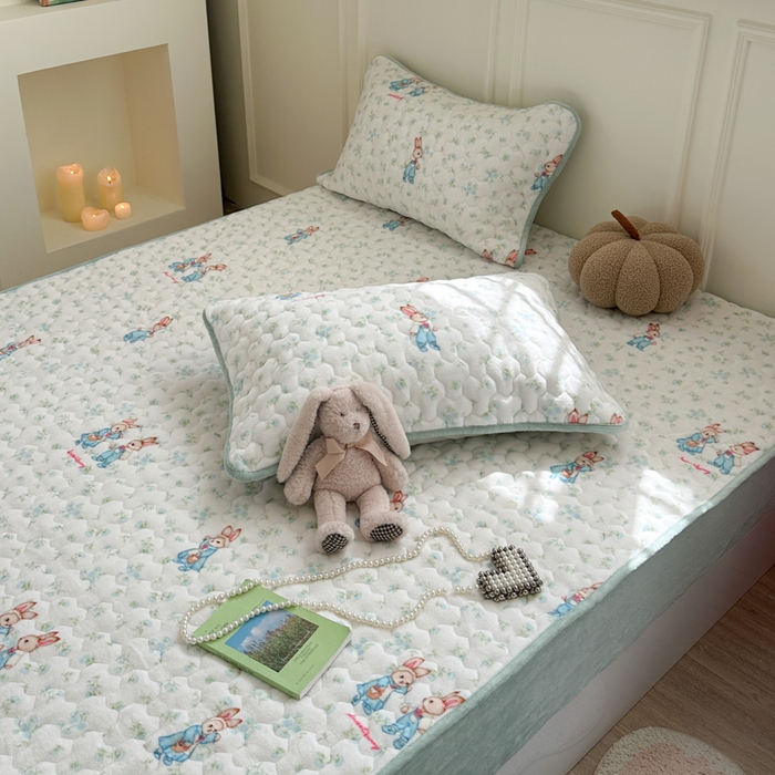 91家纺网 家纺一手货源 找家纺 Sweet dreams甜梦 2025新款高克重牛奶绒印花夹棉床笠 花纹小兔