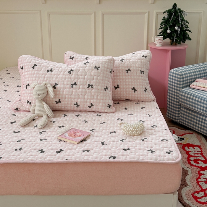 91家纺网 家纺一手货源 找家纺 Sweet dreams甜梦 2025新款高克重牛奶绒印花夹棉床笠 粉色蝴蝶结