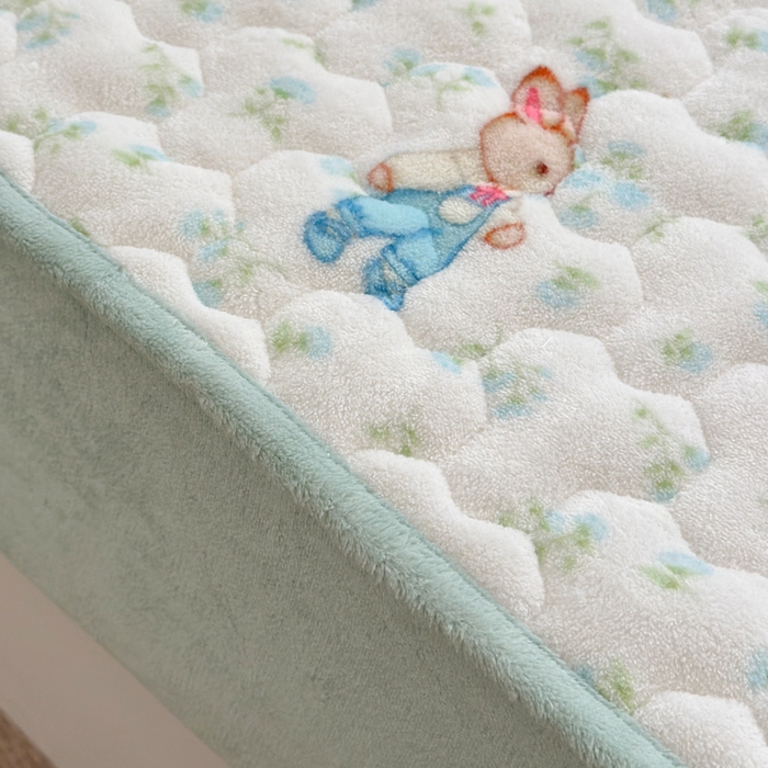 91家纺网 家纺一手货源 找家纺 Sweet dreams甜梦 2025新款高克重牛奶绒印花夹棉床笠 花纹小兔