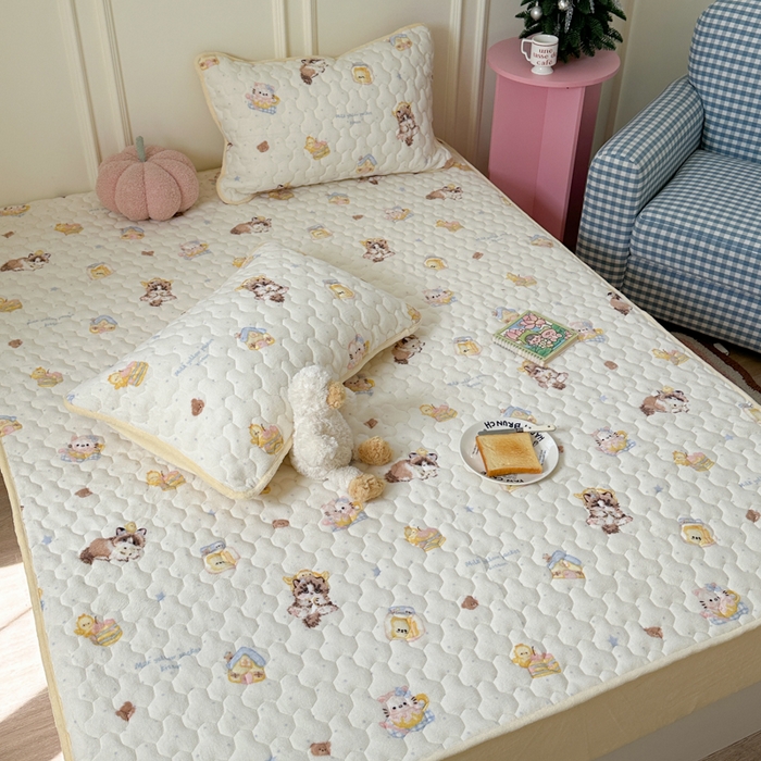 91家纺网 家纺一手货源 找家纺 Sweet dreams甜梦 2025新款高克重牛奶绒印花夹棉床笠 蛋糕猫猫