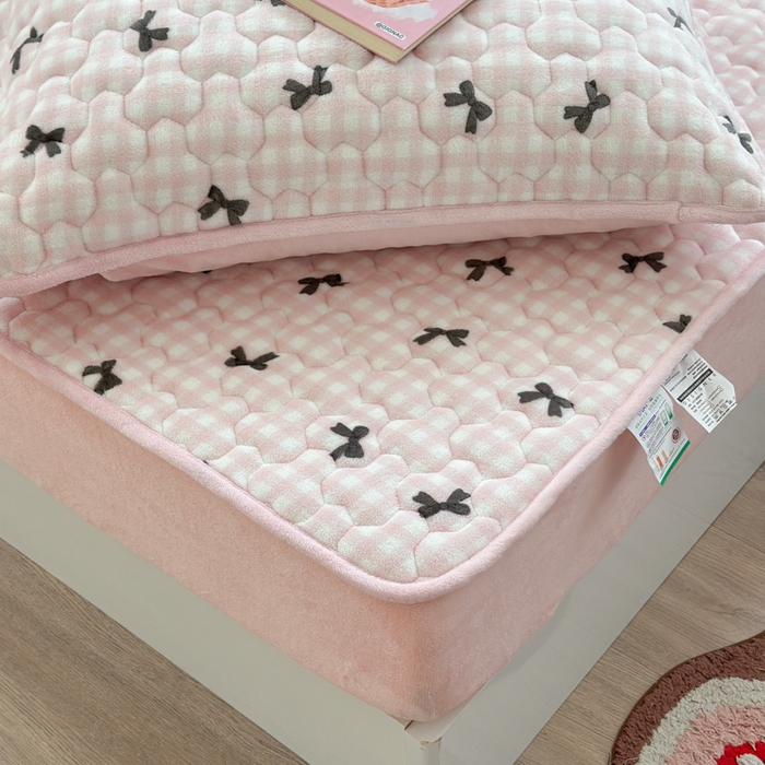 91家纺网 家纺一手货源 找家纺 Sweet dreams甜梦 2025新款高克重牛奶绒印花夹棉床笠 粉色蝴蝶结