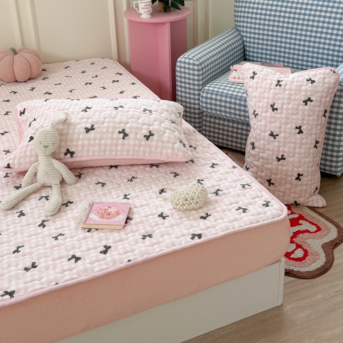 91家纺网 家纺一手货源 找家纺 Sweet dreams甜梦 2025新款高克重牛奶绒印花夹棉床笠 粉色蝴蝶结