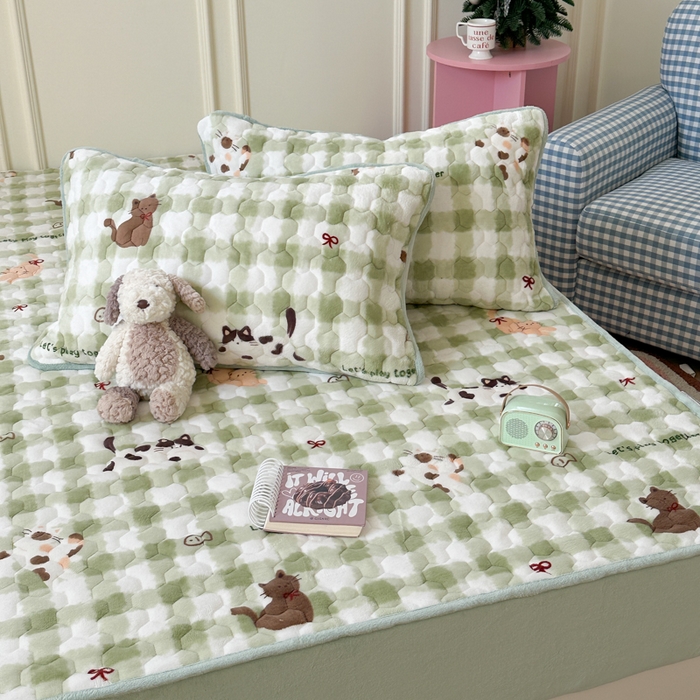 91家纺网 家纺一手货源 找家纺 Sweet dreams甜梦 2025新款高克重牛奶绒印花夹棉床笠 格子猫猫