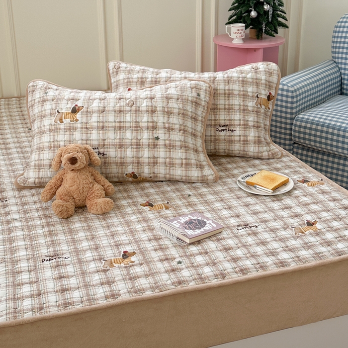 91家纺网 家纺一手货源 找家纺 Sweet dreams甜梦 2025新款高克重牛奶绒印花夹棉床笠 苹果腊肠狗