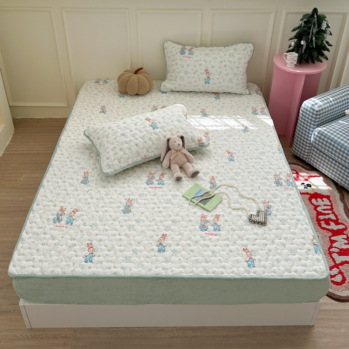 91家纺网 家纺一手货源 找家纺 Sweet dreams甜梦 2025新款高克重牛奶绒印花夹棉床笠 花纹小兔