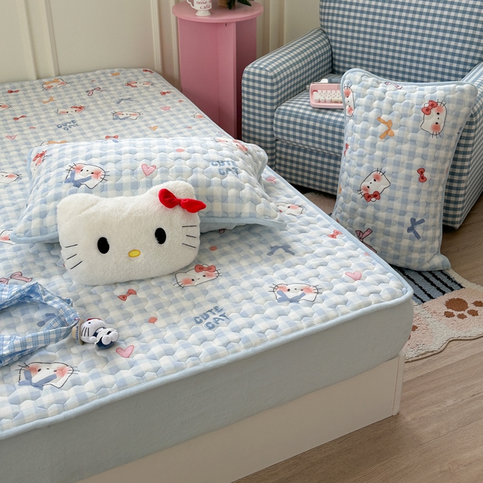 91家纺网 家纺一手货源 找家纺 Sweet dreams甜梦 2025新款高克重牛奶绒印花夹棉床笠 蝴蝶结猫猫