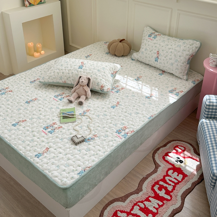 91家纺网 家纺一手货源 找家纺 Sweet dreams甜梦 2025新款高克重牛奶绒印花夹棉床笠 花纹小兔