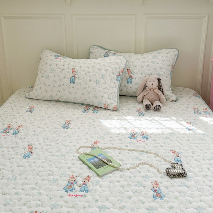 91家纺网 家纺一手货源 找家纺 Sweet dreams甜梦 2025新款高克重牛奶绒印花夹棉床笠 花纹小兔