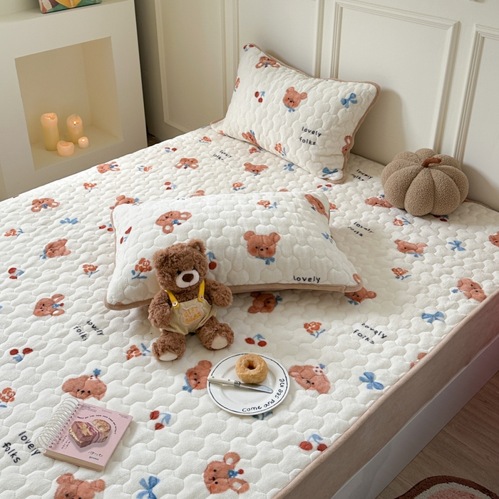 91家纺网 家纺一手货源 找家纺 Sweet dreams甜梦 2025新款高克重牛奶绒印花夹棉床笠 蝴蝶结狗狗