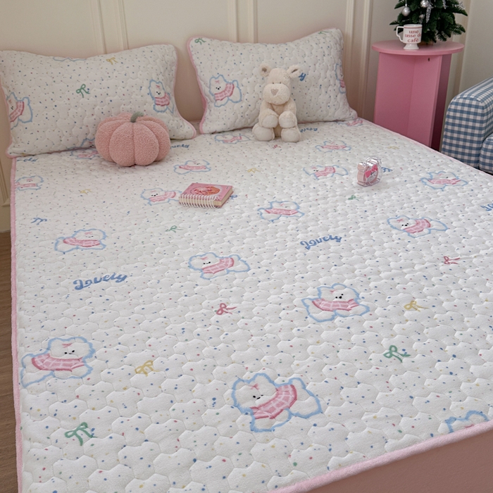 91家纺网 家纺一手货源 找家纺 Sweet dreams甜梦 2025新款高克重牛奶绒印花夹棉床笠 斑点狗狗