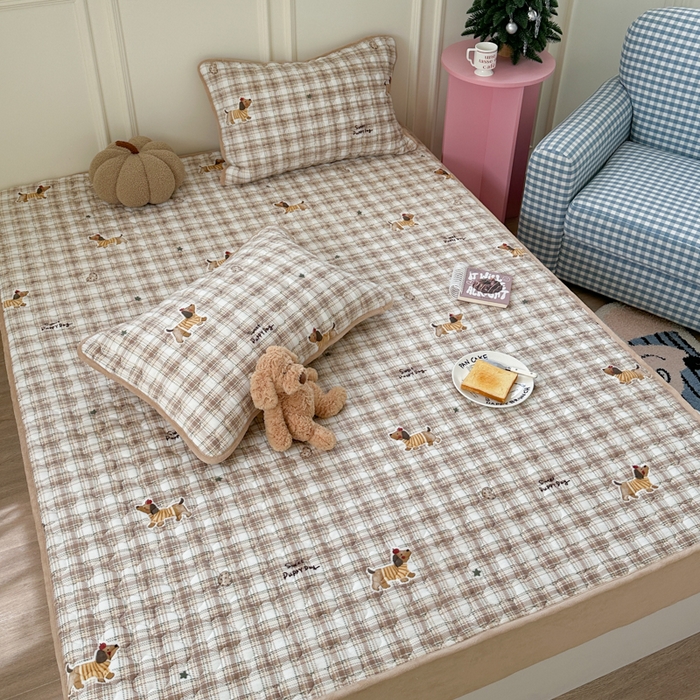 91家纺网 家纺一手货源 找家纺 Sweet dreams甜梦 2025新款高克重牛奶绒印花夹棉床笠 苹果腊肠狗