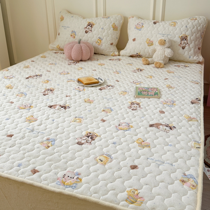 91家纺网 家纺一手货源 找家纺 Sweet dreams甜梦 2025新款高克重牛奶绒印花夹棉床笠 蛋糕猫猫