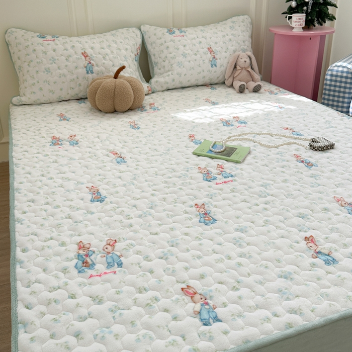 91家纺网 家纺一手货源 找家纺 Sweet dreams甜梦 2025新款高克重牛奶绒印花夹棉床笠 花纹小兔