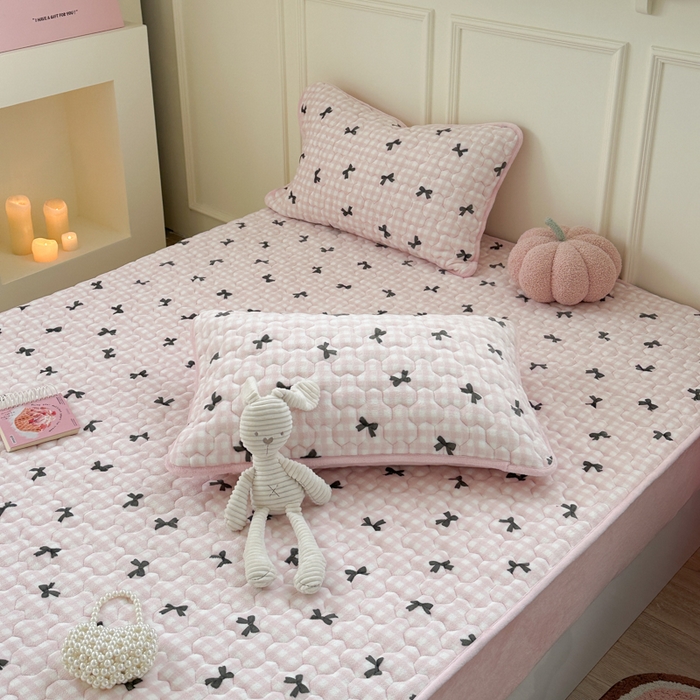 91家纺网 家纺一手货源 找家纺 Sweet dreams甜梦 2025新款高克重牛奶绒印花夹棉床笠 粉色蝴蝶结