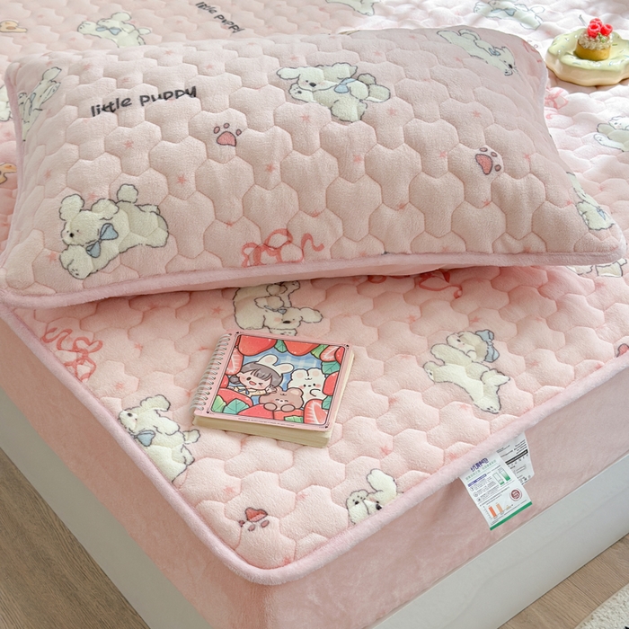 91家纺网 家纺一手货源 找家纺 Sweet dreams甜梦 2025新款高克重牛奶绒印花夹棉床笠 小白