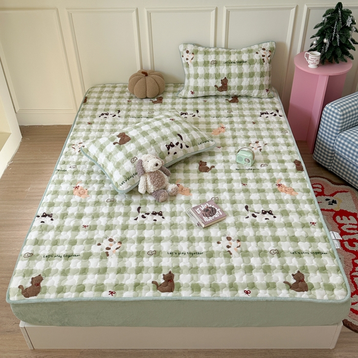 91家纺网 家纺一手货源 找家纺 Sweet dreams甜梦 2025新款高克重牛奶绒印花夹棉床笠 格子猫猫