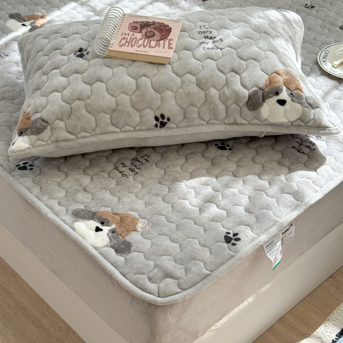 91家纺网 家纺一手货源 找家纺 Sweet dreams甜梦 2025新款高克重牛奶绒印花夹棉床笠 帽子狗狗