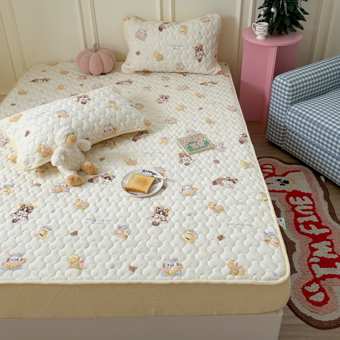 91家纺网 家纺一手货源 找家纺 Sweet dreams甜梦 2025新款高克重牛奶绒印花夹棉床笠 蛋糕猫猫