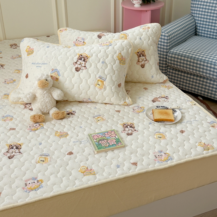 91家纺网 家纺一手货源 找家纺 Sweet dreams甜梦 2025新款高克重牛奶绒印花夹棉床笠 蛋糕猫猫